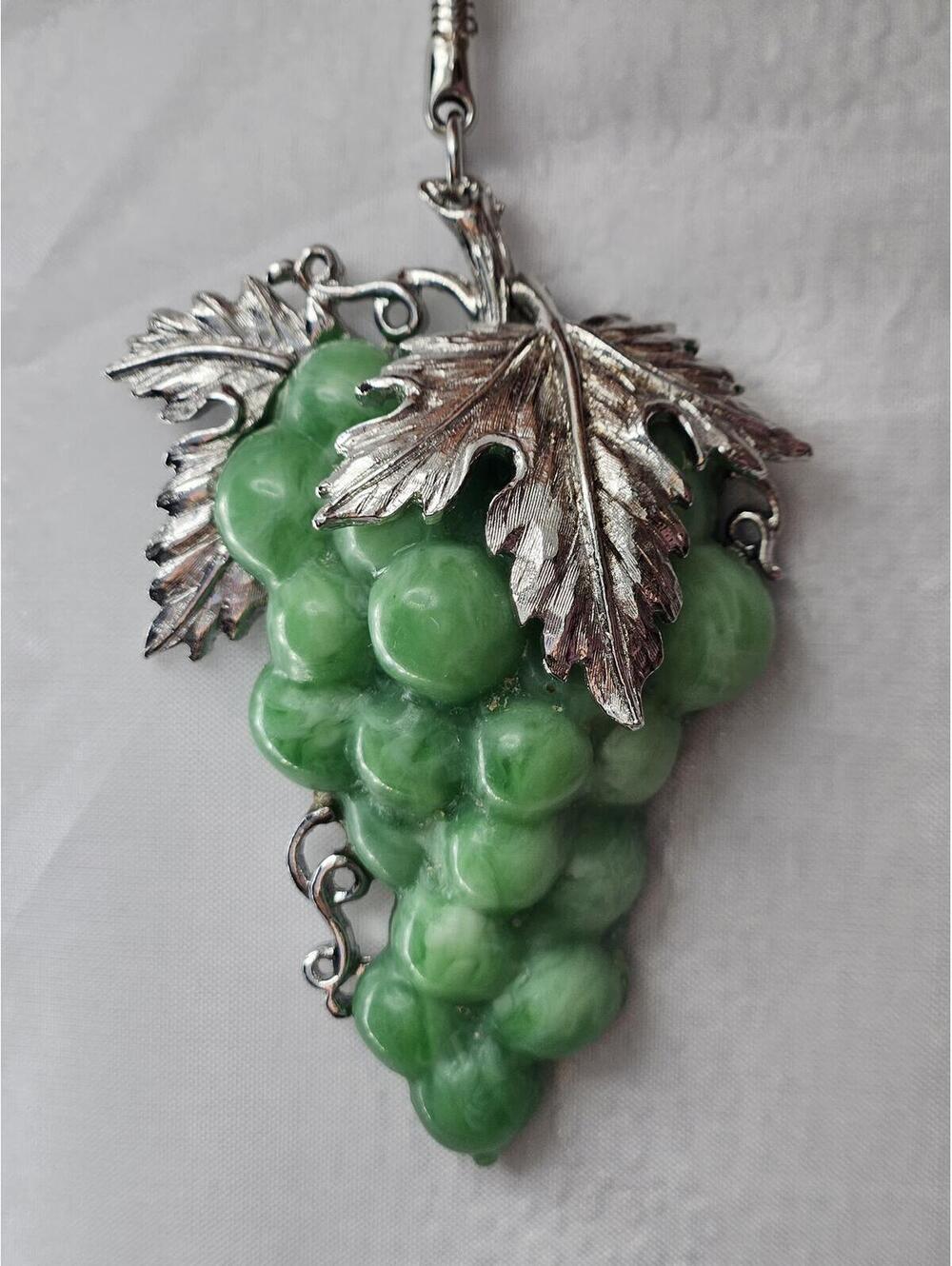 Vintage 1960s Green Lucite Slag Grape Bag Charm Purse Pendant MCM Kitsch 5"